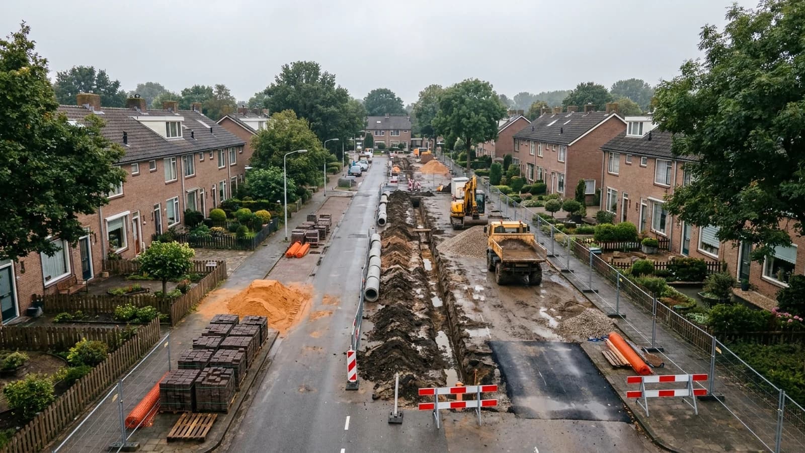 Straatreconstructie in een Nederlandse woonwijk: open sleuf voor riolering, rioolbuizen en klinkers langs de kant